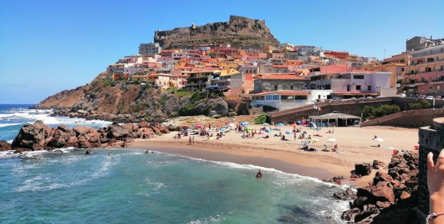 Le bandiere si celebrano, le spiagge si difendono